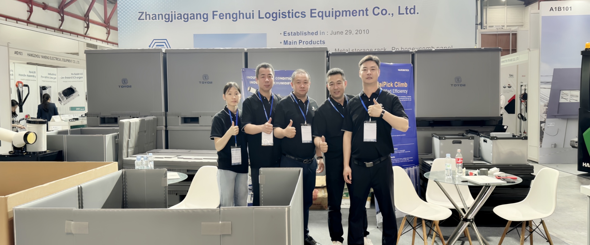 Group photo of the exhibitors Gruppenfoto der Aussteller