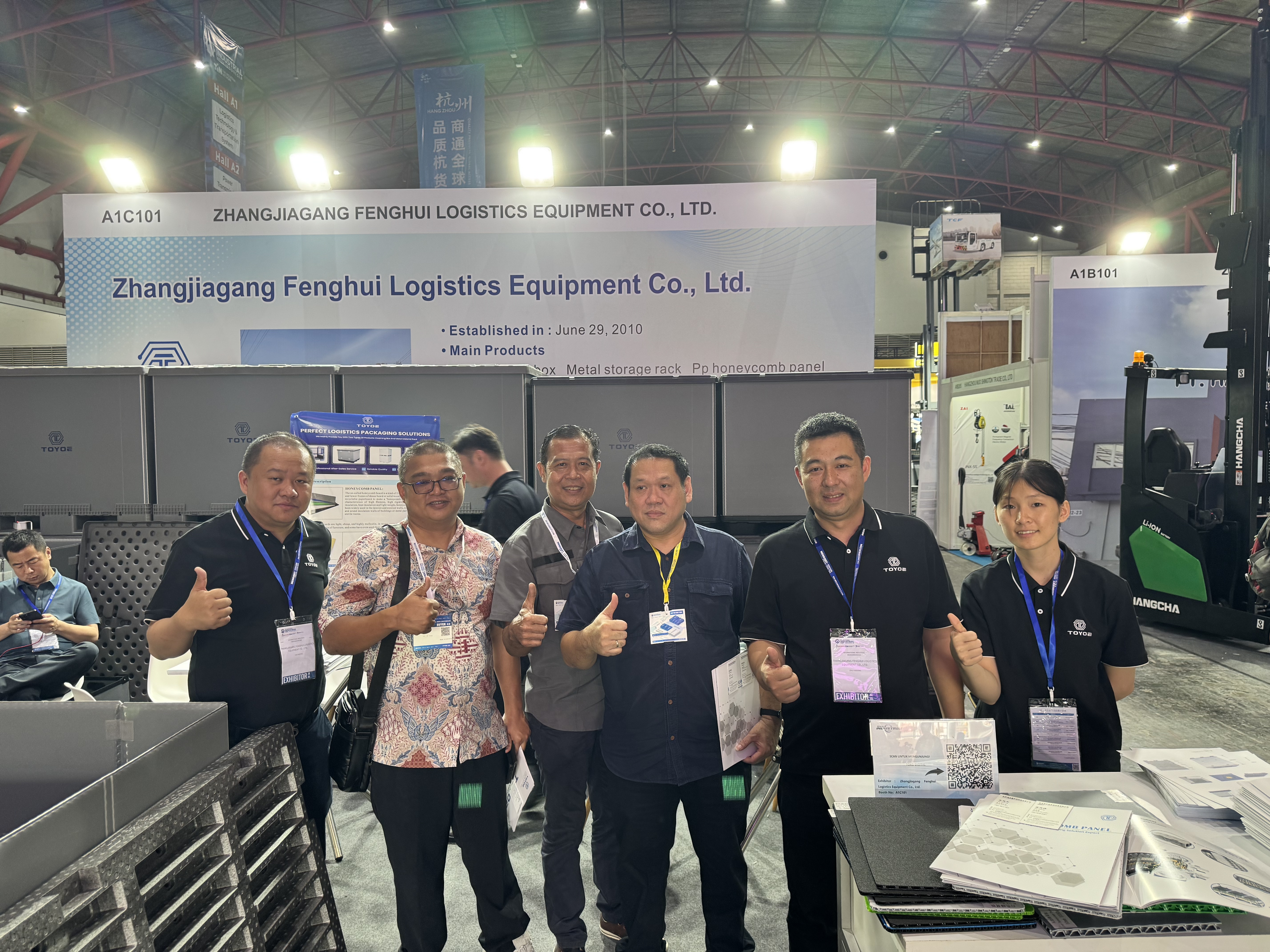 Group photo at the exhibition Gruppenfoto auf der Ausstellung