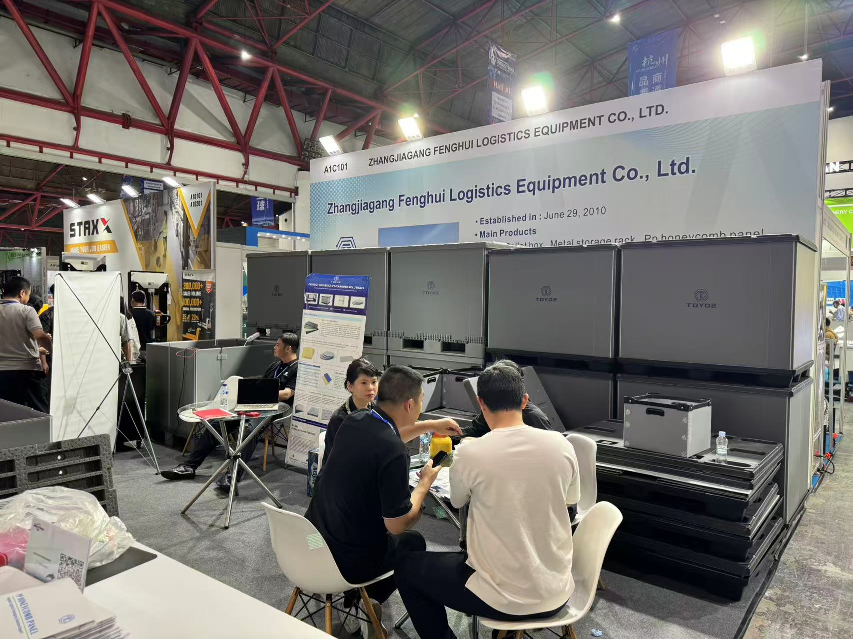 Gruppenfoto auf der Ausstellung