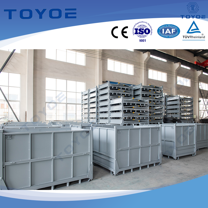 Metallregale hängen Autos lernend für einen sicheren Transport. 