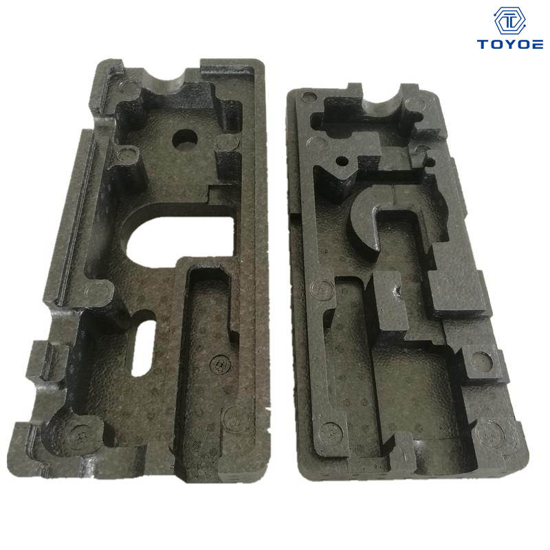 Für die Verpackung werden hochwertige EPP-Expelzformen für Polypropylen geschnitten