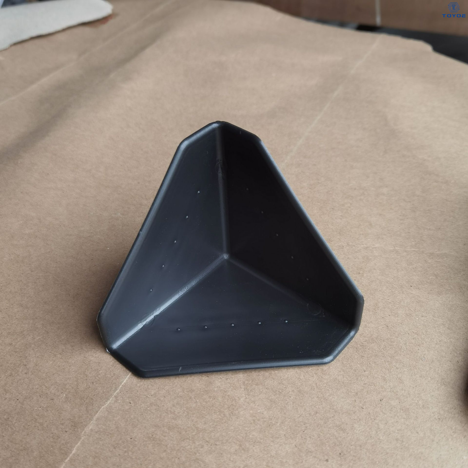 Hochfeste plastische Eckwächter schützen die Kanten und Ecken von Behältern effektiv