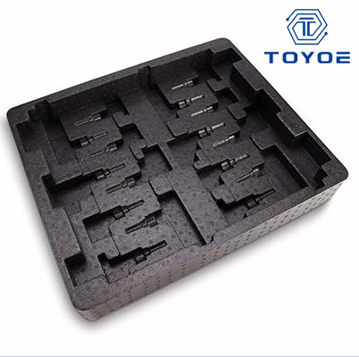 Für die Verpackung werden hochwertige EPP-Expelzformen für Polypropylen geschnitten