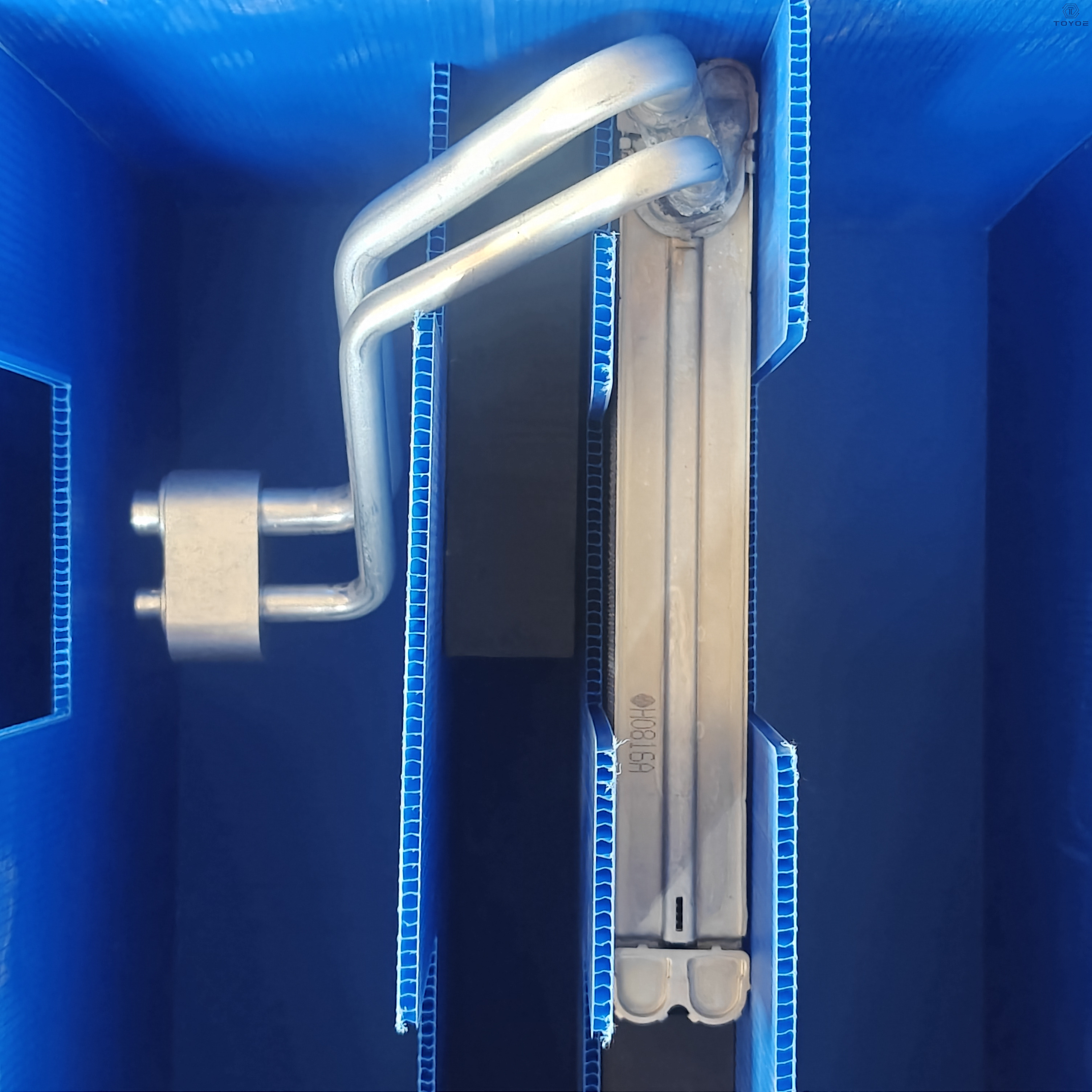 Die maßgeschneiderte Größe der Hohlplatte ist für die Lagerung und den Transport von Autoteilen geeignet