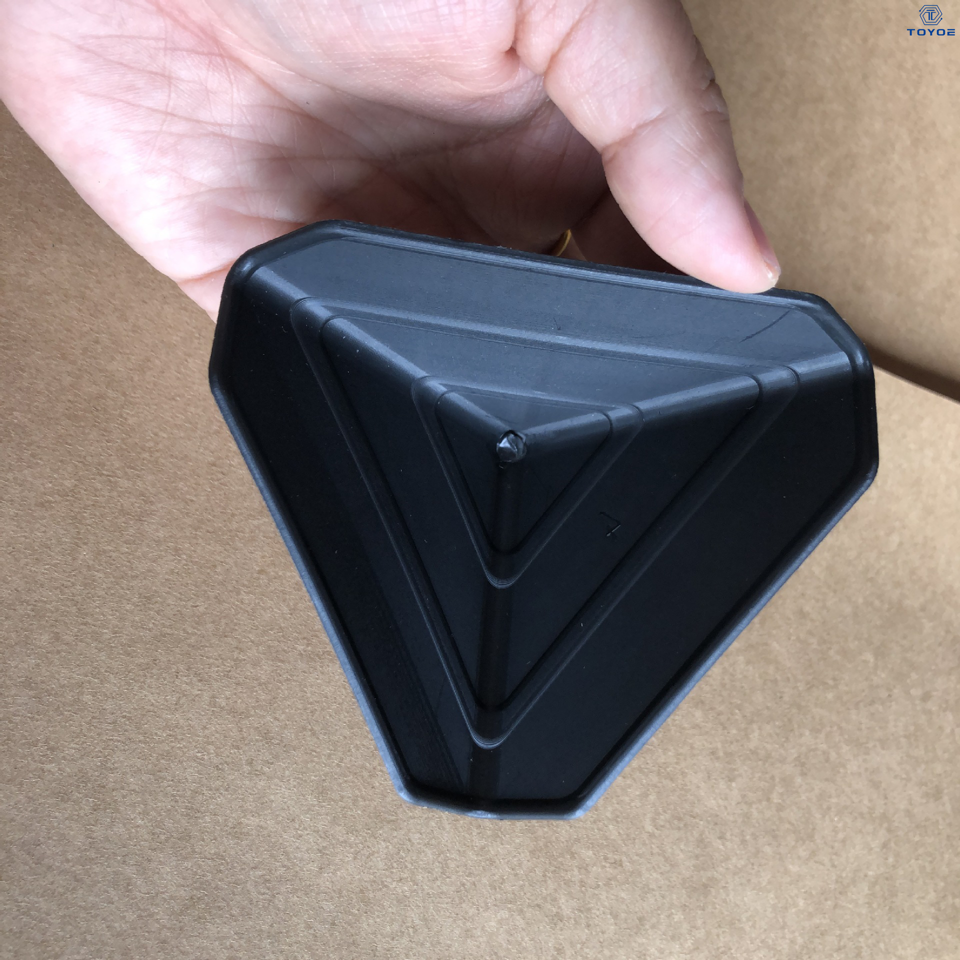 Hochfeste plastische Eckwächter schützen die Kanten und Ecken von Behältern effektiv