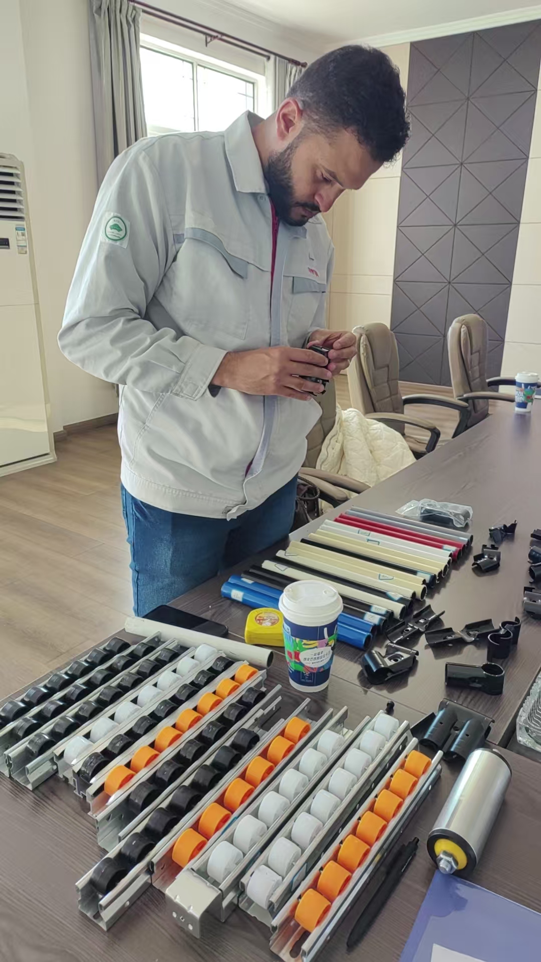 Der Kunde pr&uuml;ft die Teile der Verpackungsanlage