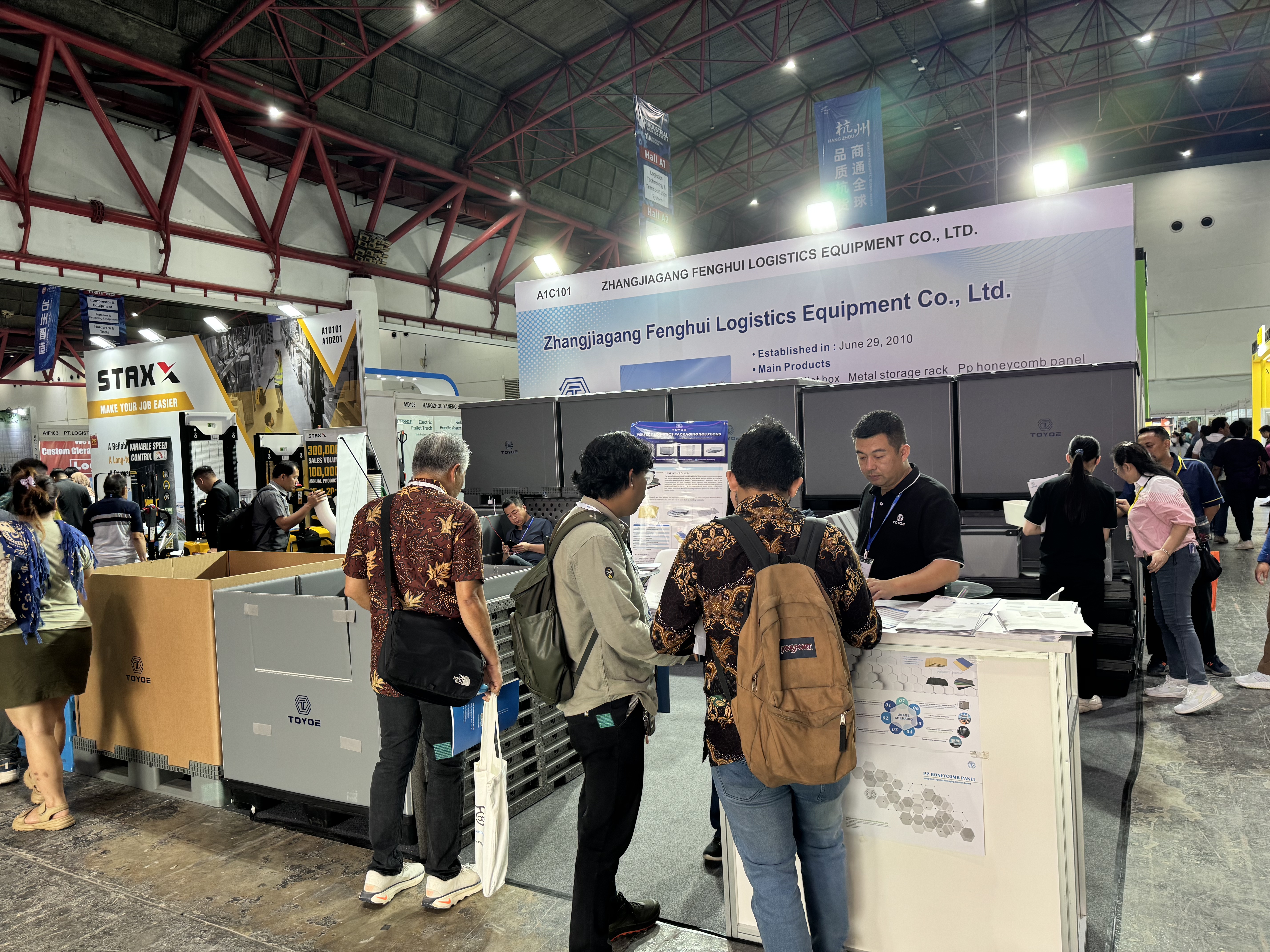 Gruppenfoto auf der Ausstellung