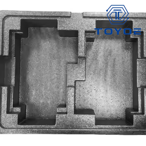 Für die Verpackung werden hochwertige EPP-Expelzformen für Polypropylen geschnitten