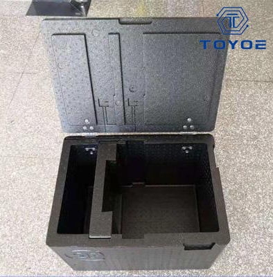 Für die Verpackung werden hochwertige EPP-Expelzformen für Polypropylen geschnitten