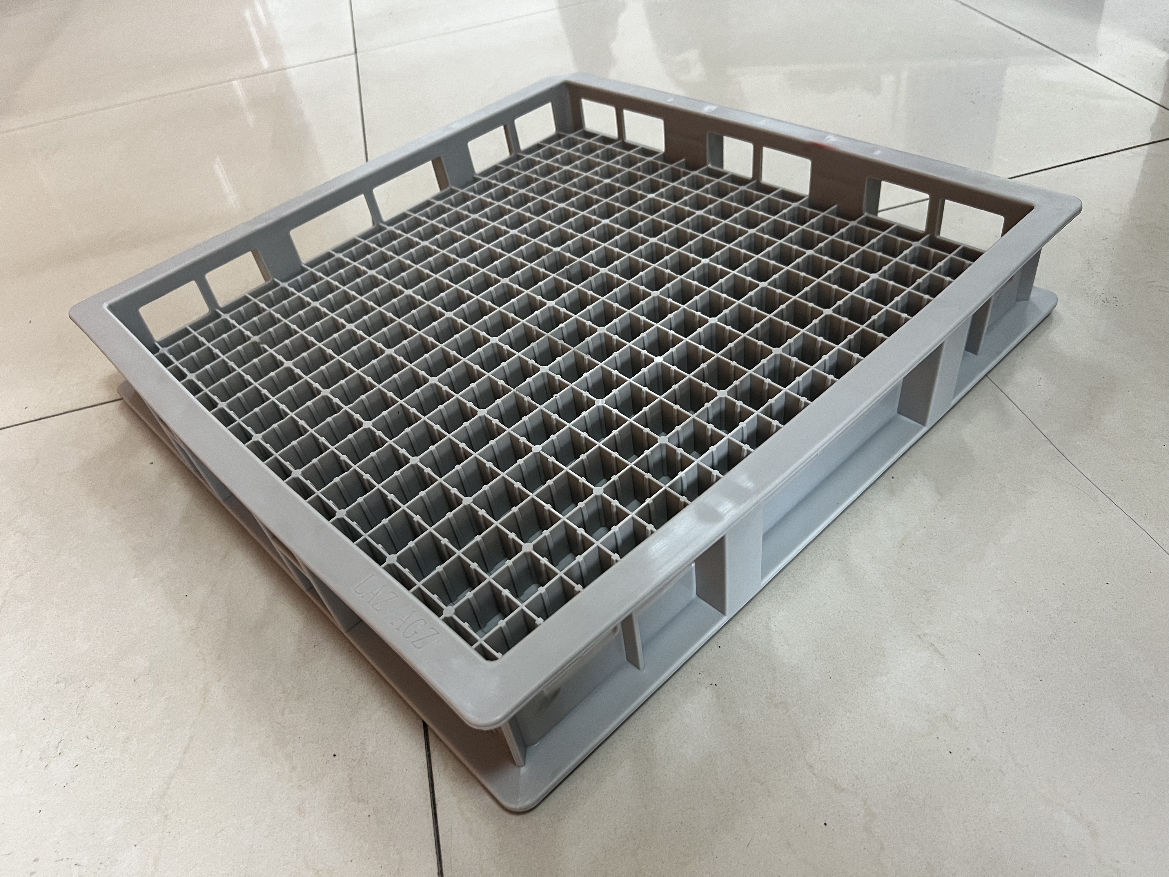 Spritzgegossener Beh&auml;lter